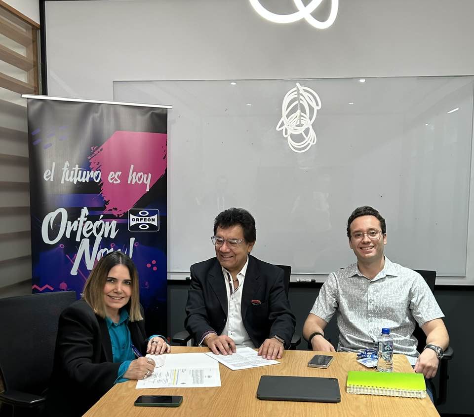 Tanie Libertad, Edmundo Monroy y Juan Pablo Zuñiga en la firma de Orfeon